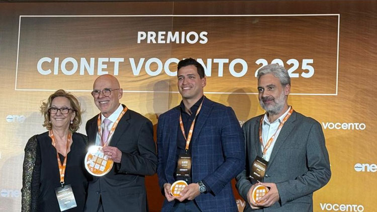 Nuestra presidenta, Inmaculada Sánchez Ramos, entrega el Roger Camrass Award 2025 de CIONET