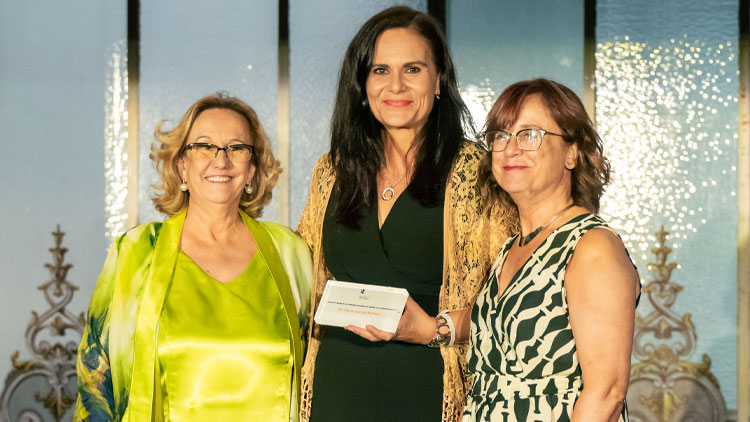 María Cuevas recibe el premio de la IX Noche de las Telecomunicaciones de Madrid por su contribución a los estándares 5G y el avance del IoT