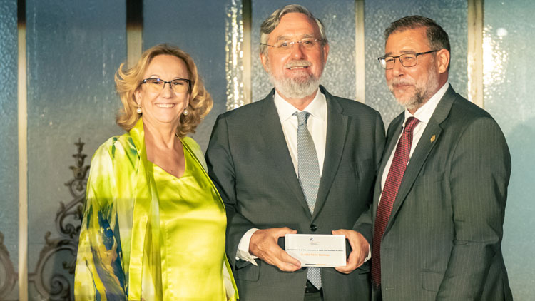 Félix Pérez Martínez, referente en la aplicación de las telecomunicaciones al ámbito de la defensa, recibe el galardón de Asociación de Ingenieros de Telecomunicación de Madrid